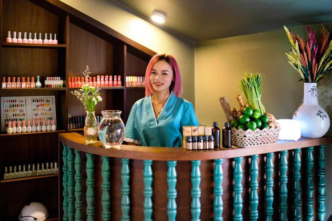 Son Hoi An Boutique Hotel&Spa Extérieur photo Receptionist at a spa in Thailand