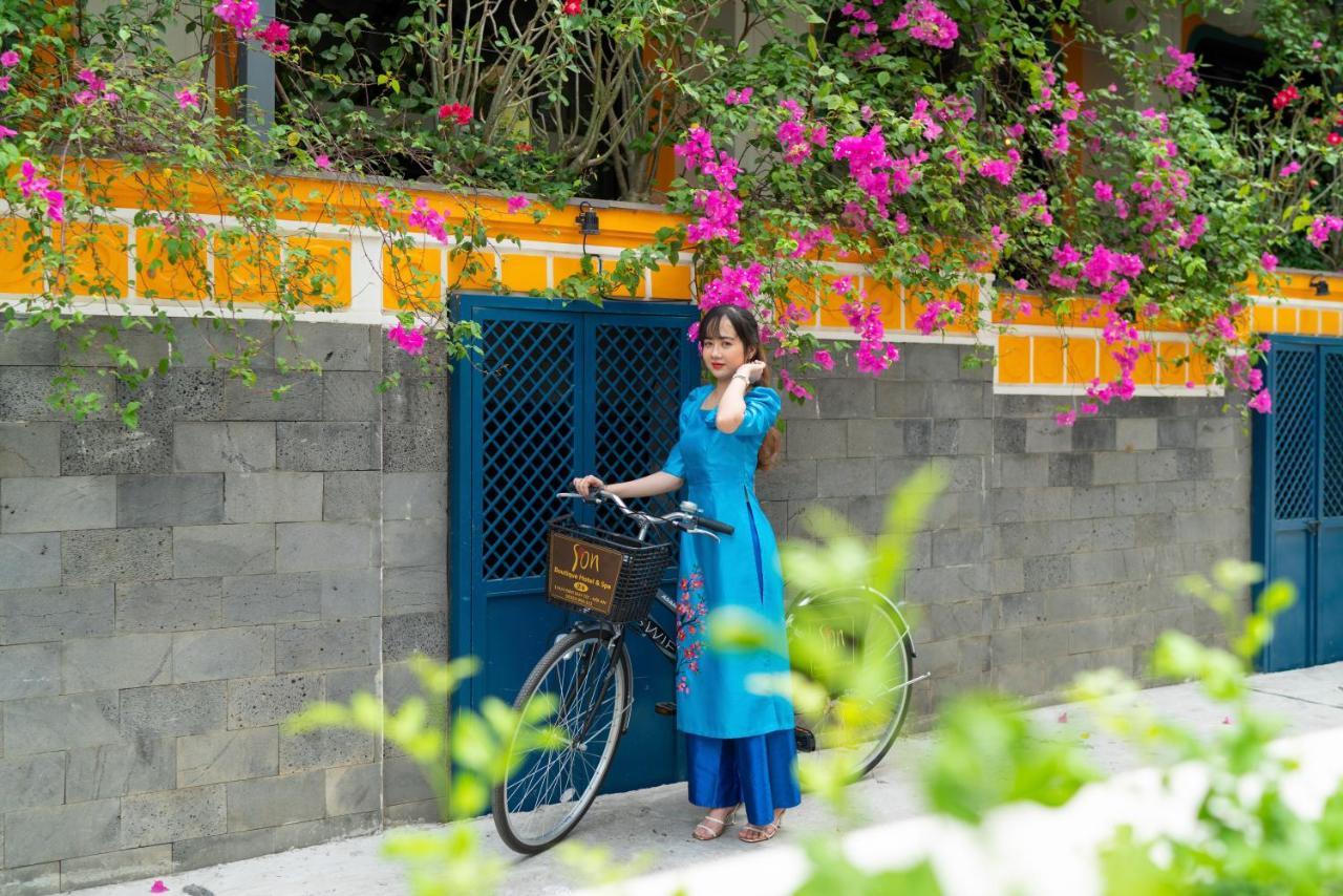 Son Hoi An Boutique Hotel&Spa Extérieur photo A woman in Hanoi wearing a blue áo dài