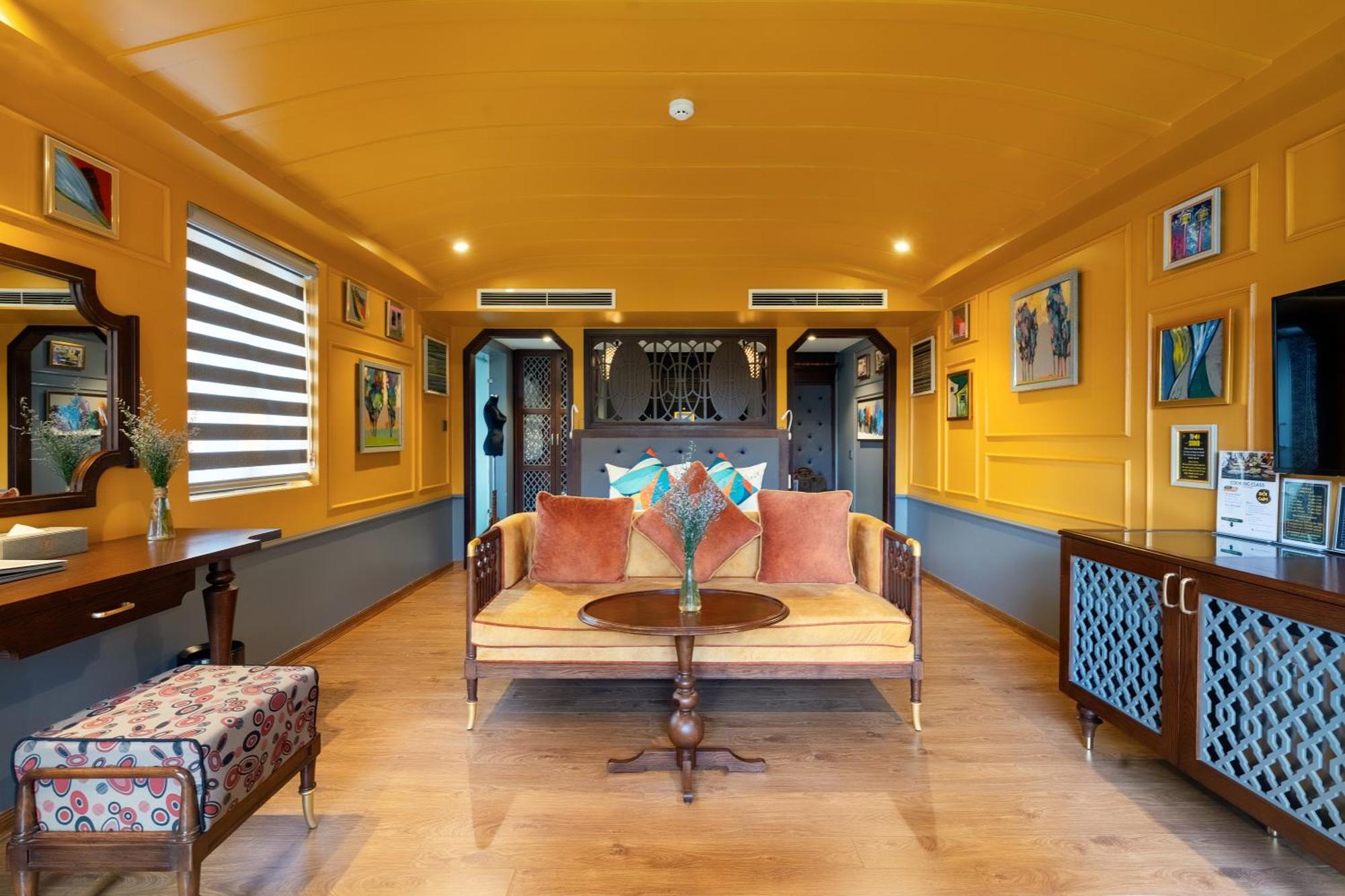 Son Hoi An Boutique Hotel&Spa Extérieur photo The interior of a houseboat